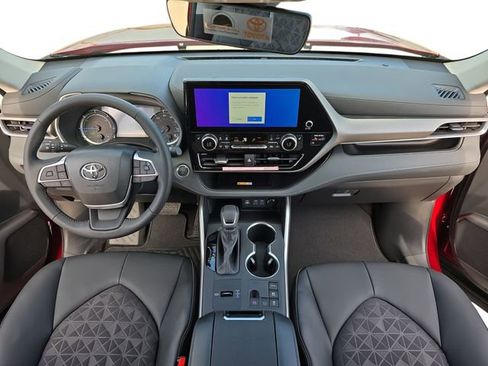 New 2025 Toyota Highlander XLE image 9
