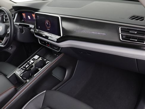 Used 2025 Volkswagen Atlas Peak Edition SE image 19