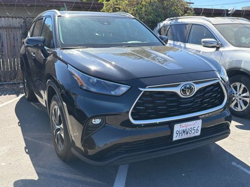 Used 2022 Toyota Highlander XLE FWD image 3