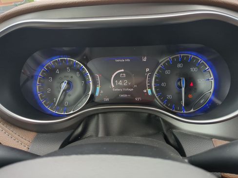 Used 2019 Chrysler Pacifica Limited w/ Advanced Safetytec Group FWD image 13