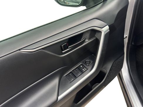 Used 2020 Toyota RAV4 LE image 19