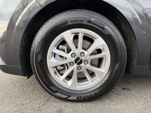 Certified 2024 Kia Carnival LX image 9