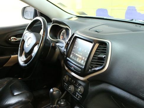 Used 2017 Jeep Cherokee Limited w/ Luxury Group AWD/4WD image 12