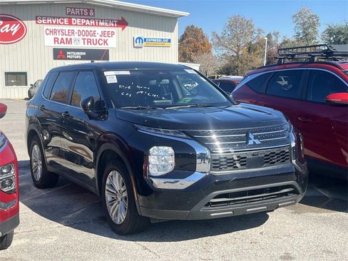 Used 2024 Mitsubishi Outlander ES image 3
