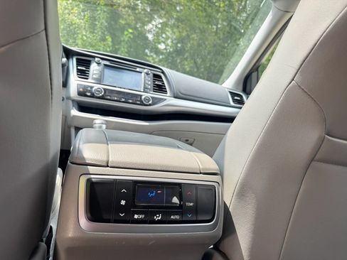 Used 2017 Toyota Highlander XLE AWD/4WD image 13
