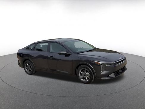 Used 2025 Kia K4 LXS image 2