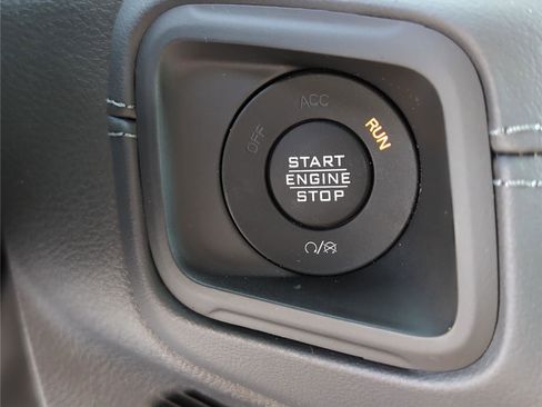 Used 2025 Jeep Gladiator Rubicon w/ Safety Group AWD/4WD image 19