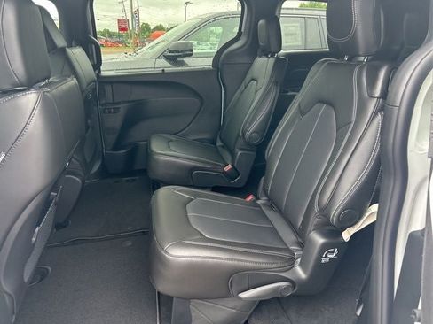 New 2027 Chrysler Pacifica Select AWD/4WD image 8