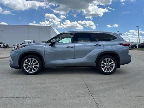 Used 2023 Toyota Highlander Limited AWD/4WD image 3