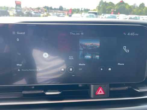 Used 2025 Kia Carnival FWD image 21