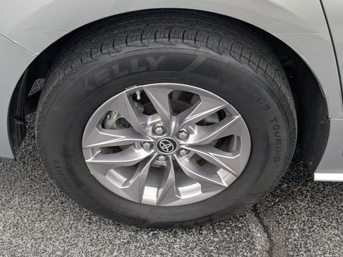 Used 2024 Toyota Sienna XLE image 9