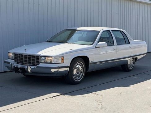 Used 1996 Cadillac Fleetwood Brougham RWD image 1