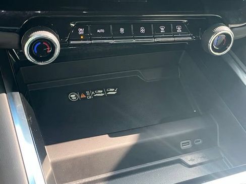 Used 2025 Chevrolet Suburban Premier AWD/4WD image 16