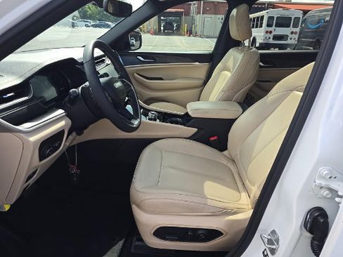 Used 2023 Jeep Grand Cherokee L Limited RWD image 3