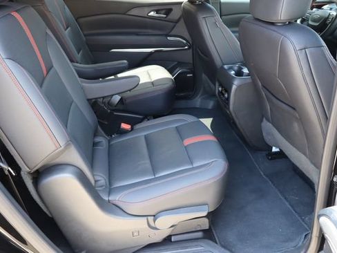Used 2025 Chevrolet Traverse RS FWD image 19