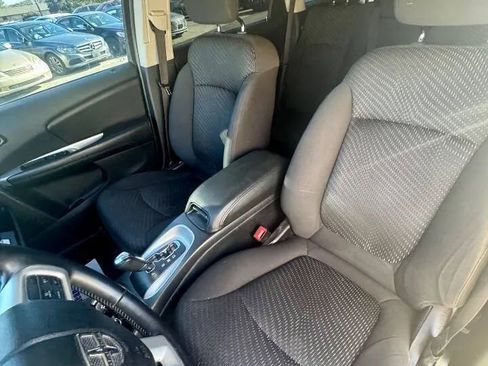 Used 2017 Dodge Journey SE w/ Flexible Seating Group image 10