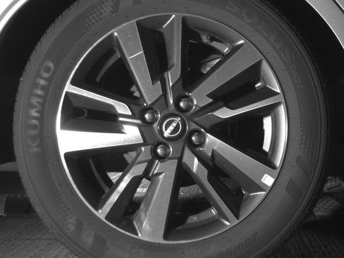 Used 2025 Nissan Versa SV FWD image 18