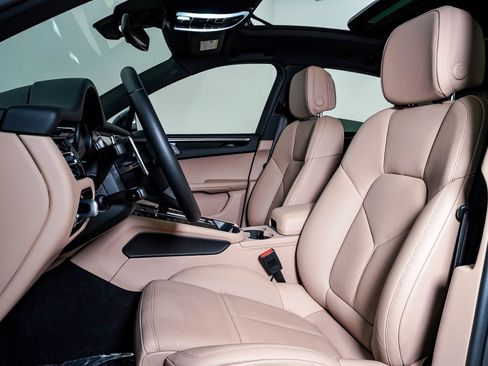 Certified 2025 Porsche Macan image 5