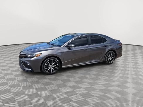 Used 2022 Toyota Camry SE image 4