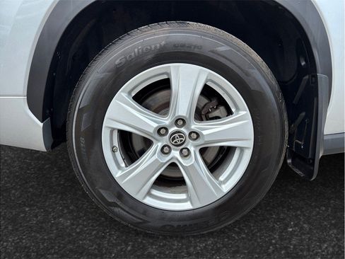 Used 2020 Toyota Highlander LE FWD image 13