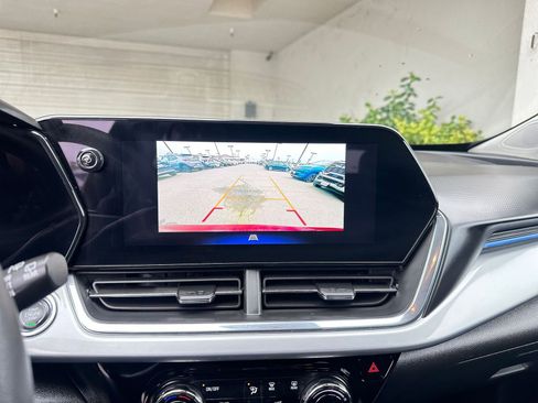 Used 2025 Chevrolet Trax LT image 18