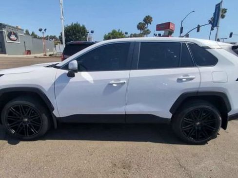 Used 2022 Toyota RAV4 LE AWD/4WD image 5