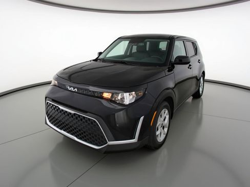 Used 2025 Kia Soul LX w/ LX Technology Package image 3