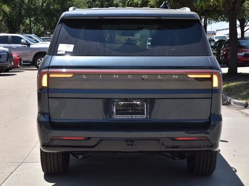 New 2026 Lincoln Navigator Reserve AWD/4WD image 8