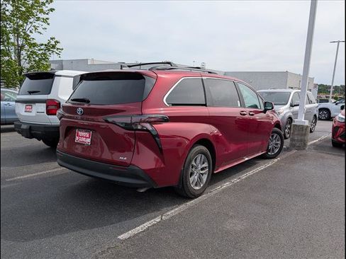 Used 2025 Toyota Sienna XLE w/ XLE Plus Package FWD image 7
