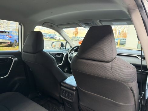 Used 2021 Toyota RAV4 LE image 17