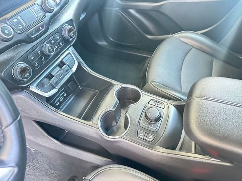 Used 2024 GMC Terrain SLT image 41