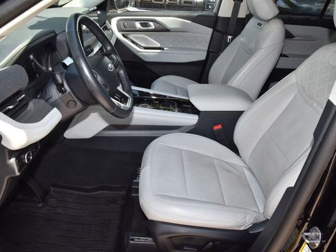 Certified 2025 Ford Explorer Platinum w/ Ultimate Package image 13