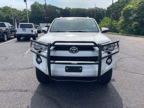 Used 2018 Toyota 4Runner SR5 Premium AWD/4WD image 2