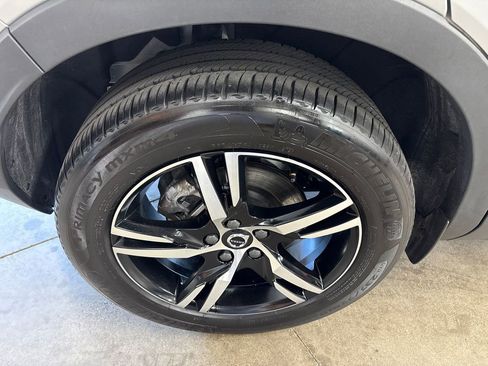 Used 2025 Volvo XC40 B5 Core image 23
