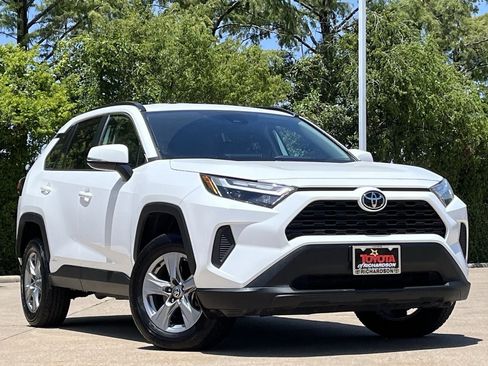 Used 2025 Toyota RAV4 XLE AWD/4WD image 2