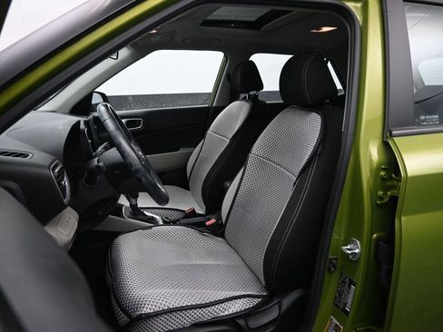 Used 2022 Hyundai Venue SEL image 17