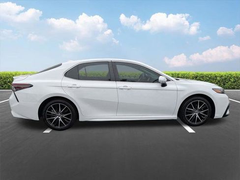Certified 2022 Toyota Camry SE image 3