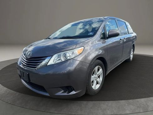 Used 2015 Toyota Sienna LE image 1