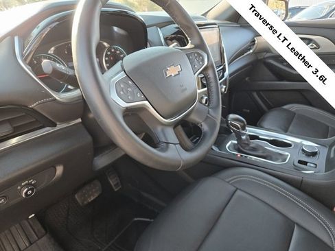 Used 2022 Chevrolet Traverse LT w/ LT Premium Package image 17