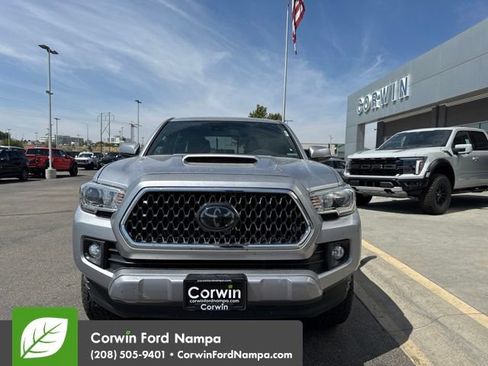 Used 2018 Toyota Tacoma TRD Sport AWD/4WD image 2