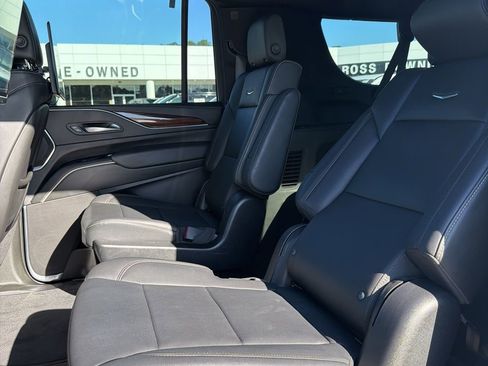Used 2023 Cadillac Escalade ESV Luxury w/ LPO, Illumination Package image 9
