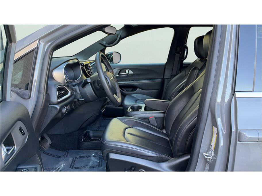 Used 2025 Chrysler Pacifica Select FWD image 16