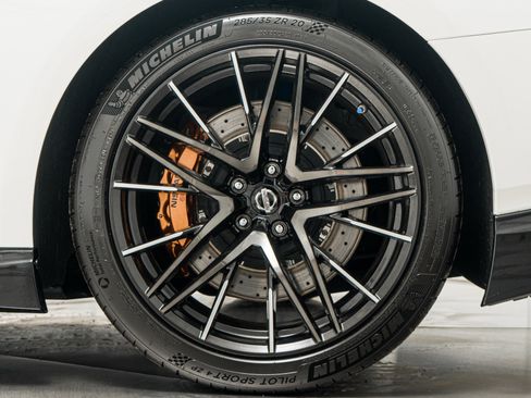 Used 2020 Nissan GT-R Premium image 11
