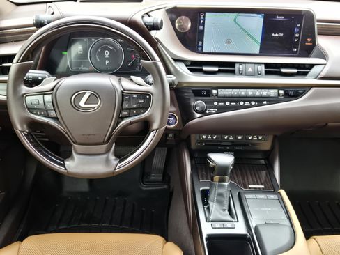 Used 2019 Lexus ES 300h w/ Accessory Package 2 FWD image 29