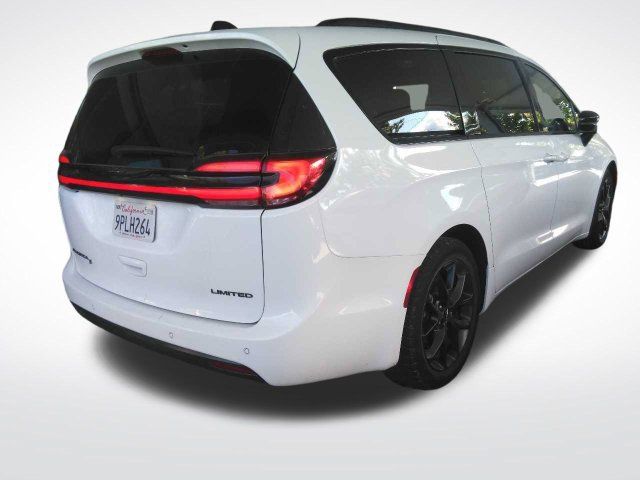 Used 2025 Chrysler Pacifica Limited FWD image 9