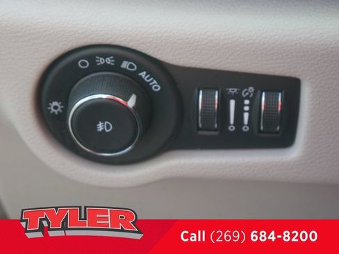 Used 2022 Chrysler Pacifica Touring-L FWD image 25