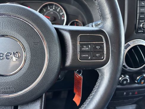 Used 2018 Jeep Wrangler Sahara w/ Connectivity Group AWD/4WD image 16