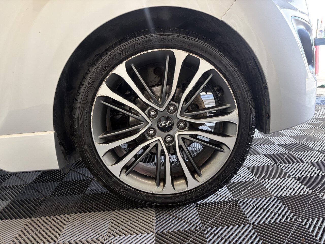 Used 2016 Hyundai Veloster Turbo FWD image 24