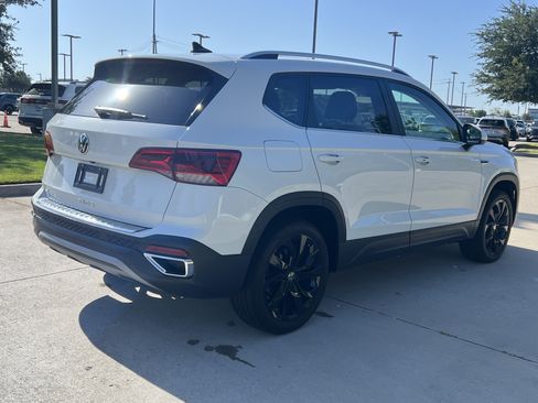 Used 2023 Volkswagen Taos SE w/ Panoramic Sunroof Package FWD image 9