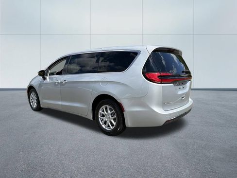 Used 2023 Chrysler Pacifica Touring-L FWD image 7